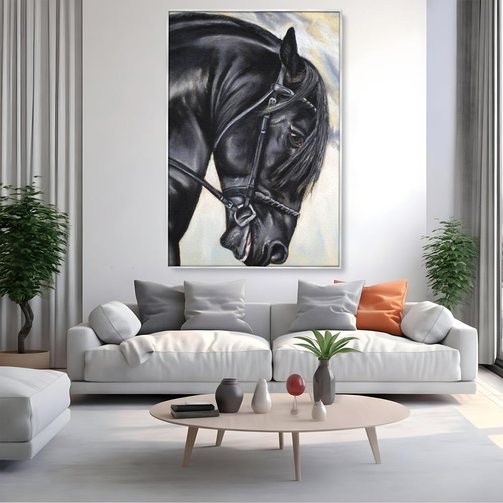 Tablou canvas cu tablou canvas cu pictura de armasar negru in profil, in rama de aluminiu argintiu, pe perete intr-un living
